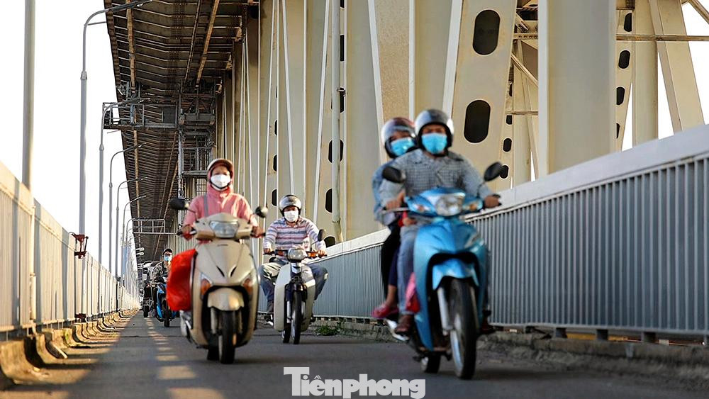 Cầu giàn thép dài 3.250m, gồm 2 tầng với 25 nhịp phần cầu chính và 46 nhịp đường dẫn của đường sắt và đường xe thô sơ. Hai làn cầu riêng biệt rộng 3,5m mỗi làn dùng cho phương tiện thô sơ. Phần giữa tầng một là đường dành cho tàu hỏa chạy tuyến Bắc Hồng - Văn Điển và xe máy, xe đạp rộng 11m. Tầng hai có chiều rộng 21m dành cho các loại xe cơ giới; hai làn dành cho người đi bộ.