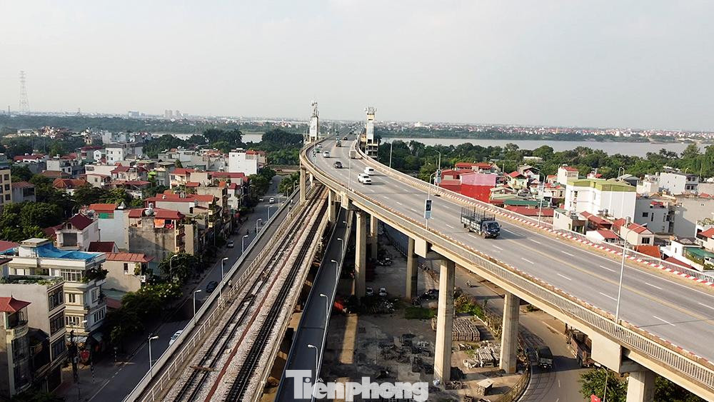 Cầu Thăng Long được xây dựng từ năm 1974 đến năm 1985. Cầu bắc qua sông Hồng tại vị trí km6 +300 trên quốc lộ Nam Thăng Long, đây là đường nối sân bay quốc tế Nội Bài với trung tâm Hà Nội, được xem là công trình thế kỷ của tình hữu nghị Việt Nam - Liên Xô.