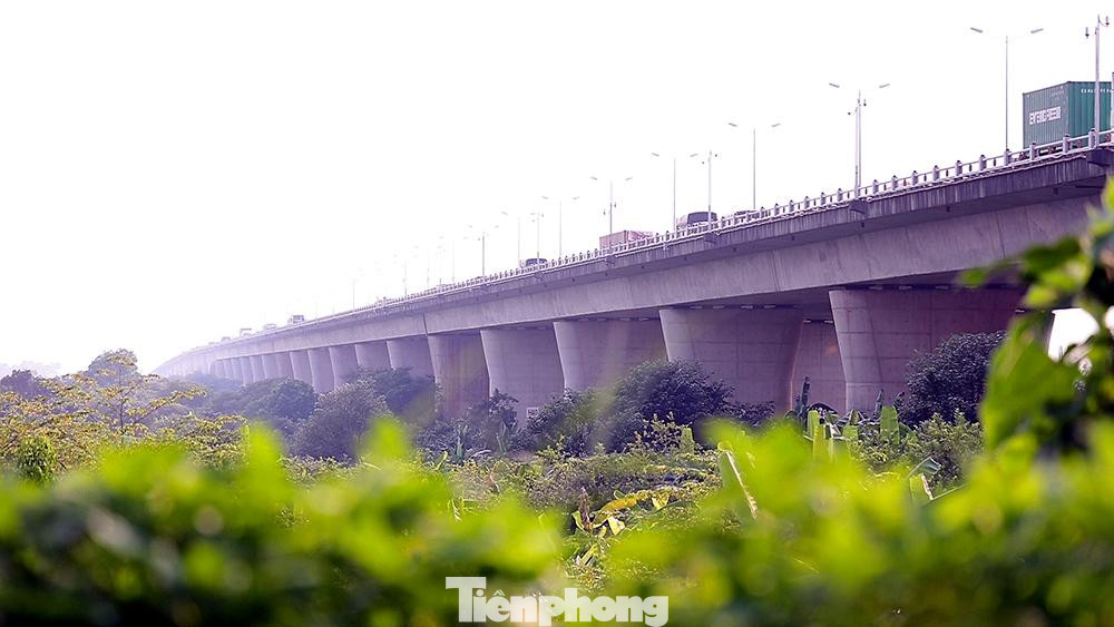 Đây là một trong những cây cầu bê tông cốt thép dự ứng lực dài và rộng nhất Việt Nam, đồng thời cũng là công trình cầu được thi công với nhiều ứng dụng công nghệ mới. Cầu bắt đầu từ điểm cắt quốc lộ 1A tại Pháp Vân (huyệnThanh Trì), điểm cuối cắt quốc lộ 5 tại Sài Đồng (huyện Gia Lâm).