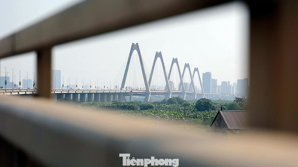 Đây là cây cầu có tuổi đời trẻ nhất trong 6 cây cầu bắc qua sông Hồng ở khu vực trung tâm Thủ đô. Diện tích đường dẫn lên cầu ở phía Hà Nội chiếm một không gian rộng lớn.