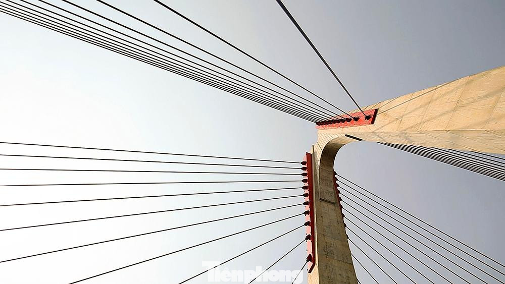 Khánh thành tháng 1 năm 2015, cầu Nhật Tân là cầu dây văng đầu tiên của Hà Nội với tổng chiều dài gồm đường dẫn là 8.900m, phần chính cầu dài 1.500m. Sáu nhịp dây văng kết hợp cùng 5 trụ tháp hình thoi - tượng trưng cho 5 cửa ô.