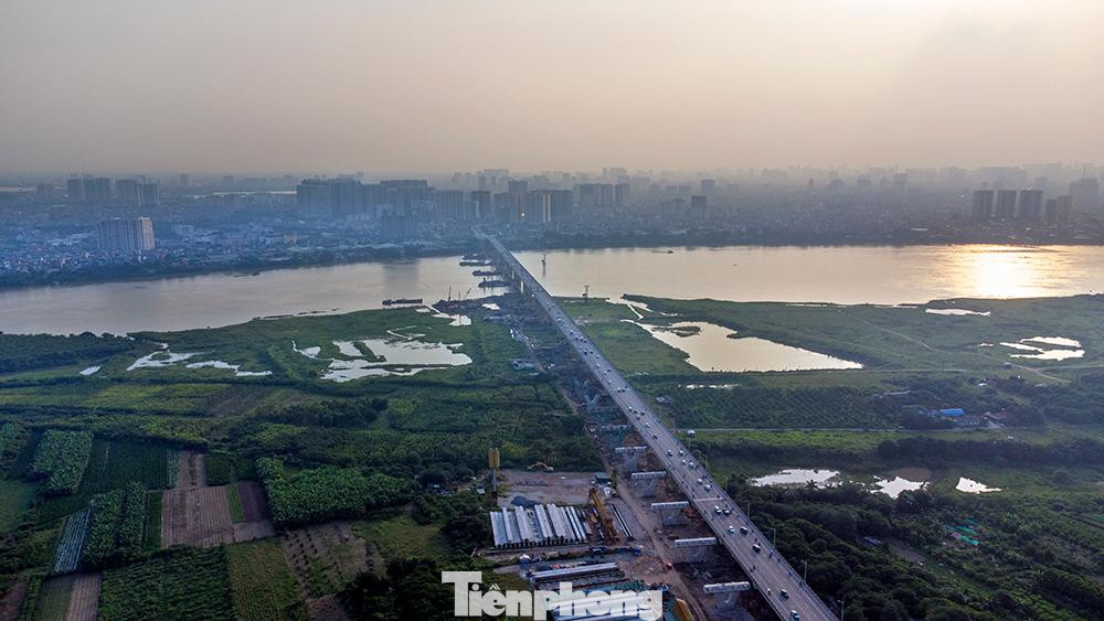 Mặt cầu Vĩnh Tuy hiện rộng 19m, đã được quy hoạch mở rộng trong giai đoạn hai là 38m, trở thành cầu rộng nhất Việt Nam, cầu Vĩnh Tuy hoạt động góp phần rút ngắn lộ trình từ trung tâm thành phố ra quốc lộ 5 đi Hải Phòng, Quảng Ninh khoảng 3 km, giảm tải cho cầu Chương Dương và cầu Long Biên.