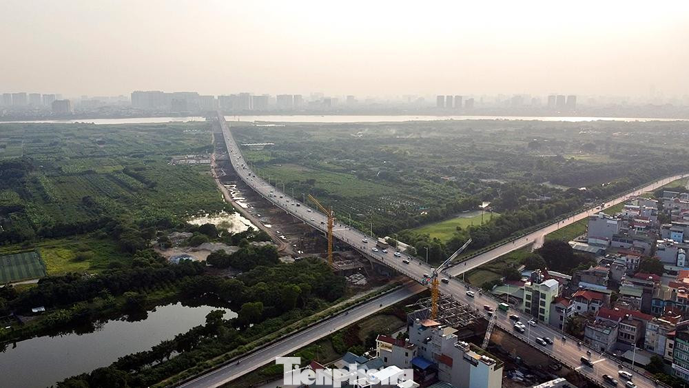 Cầu Vĩnh Tuy bắc qua sông Hồng nối quận Long Biên và Hai Bà Trưng do thành phố Hà Nội đầu tư với kinh phí gần 3.600 tỷ đồng được khánh thành năm 2010. Chiều dài tuyến chính cầu dài 5.800m, phần vượt sông dài 3.700m.