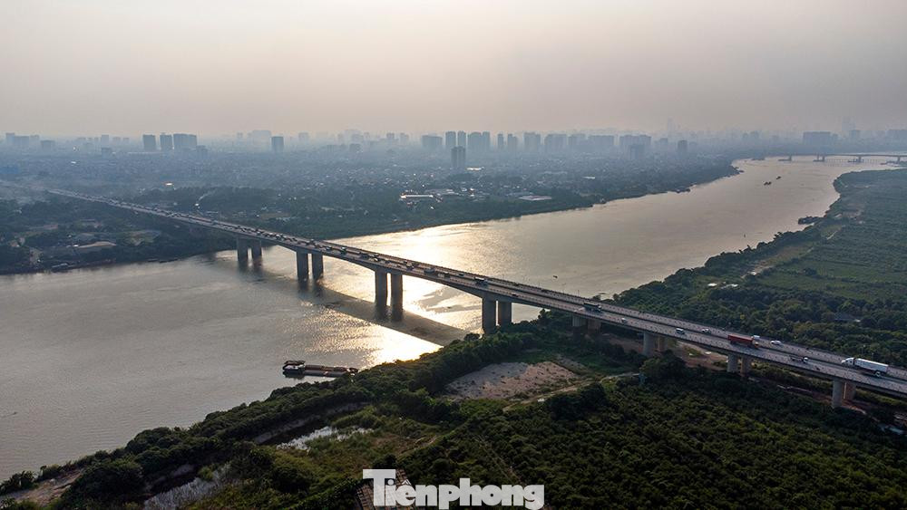 Cầu Thanh Trì thông xe năm 2007, với tổng mức đầu tư 5.700 tỷ đồng. Phần cầu chính dài 3.084m, rộng 33,1m chia làm 6 làn xe chạy, trong đó 4 làn cao tốc cho phép chạy 80 km/h.