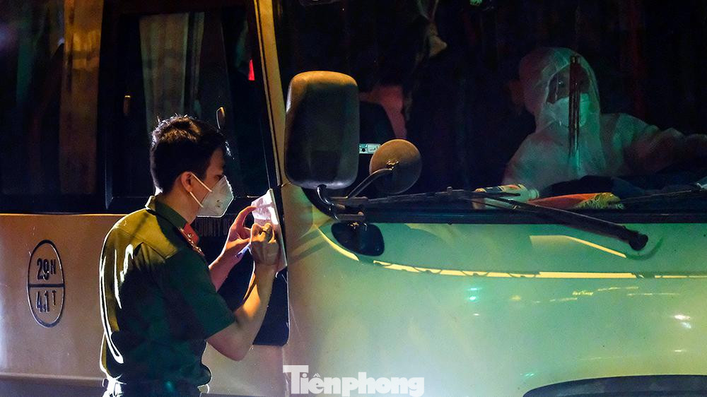 Các xe đến chốt kiểm soát để vào bệnh viện, đều được các lực lượng chức năng tiến hành lấy thông tin cá nhân của từng xe cứu thương.