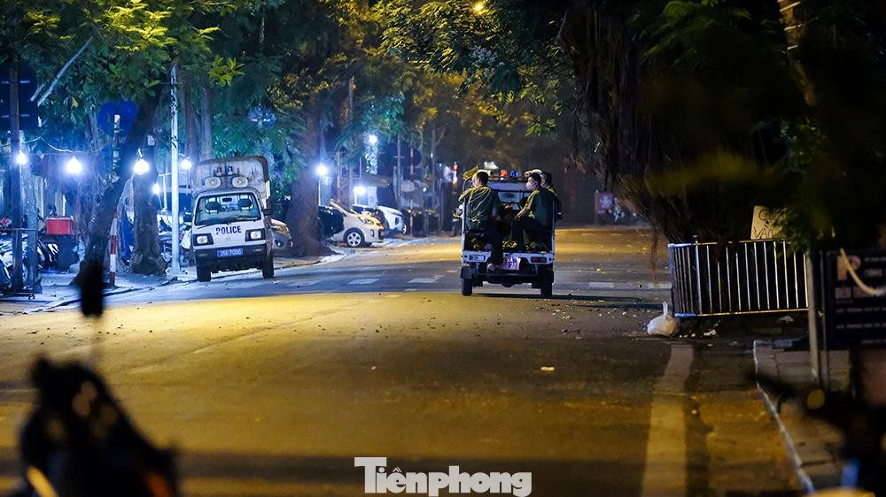 Phố Phủ Doãn (phường Hàng Trống, quận Hoàn Kiếm) thời điểm 3 giờ sáng nay (2/10).