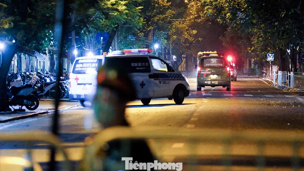 Đoàn xe đưa những người liên quan đến các ca nhiễm SARS-CoV-2 đi cách ly vào thời điểm khoảng 3 giờ sáng hôm nay (2/10).