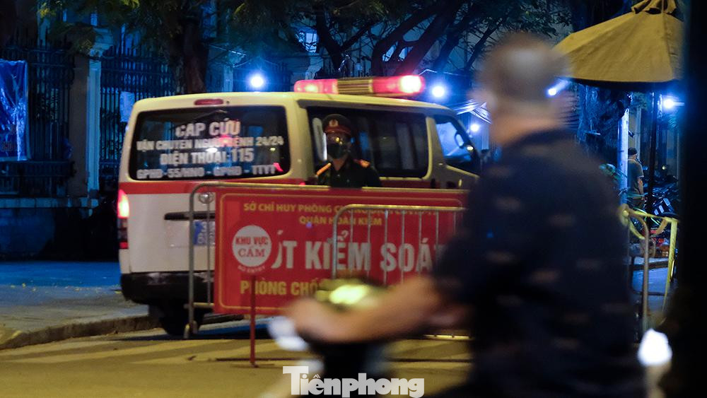 Tính đến 18h ngày 1/10, Bệnh viện Hữu nghị Việt Đức đã phong tỏa, phun khử khuẩn toàn bộ tòa nhà D của bệnh viện. Lực lượng chức năng cũng đã điều tra những trường hợp liên quan, rà soát F1, F2.