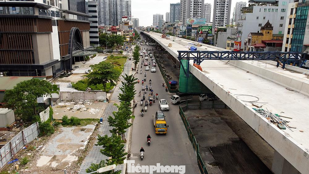 Do đặc thù vừa phải thi công vừa đảm bảo lưu thông, nên những khu vực khác thuộc phần đường dưới thấp đang được triển khai song song hai gói thầu đã chia ca làm cả ngày đêm để kịp hoàn thành đúng tiến độ. Do đặc thù vừa phải thi công vừa đảm bảo lưu thông, nên những khu vực khác thuộc phần đường dưới thấp đang được triển khai song song hai gói thầu đã chia ca làm cả ngày đêm để kịp hoàn thành đúng tiến độ.