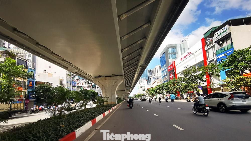 Dự án xây dựng đường Vành đai 2 bao gồm 2 hợp phần là đường dưới thấp và đường trên cao. Phần mặt đường dưới thấp khu vực Ngã tư Minh Khai - Kim Ngưu đã được hoàn thiện và trồng cây xanh. Dự án xây dựng đường Vành đai 2 bao gồm 2 hợp phần là đường dưới thấp và đường trên cao. Phần mặt đường dưới thấp khu vực Ngã tư Minh Khai - Kim Ngưu đã được hoàn thiện và trồng cây xanh.