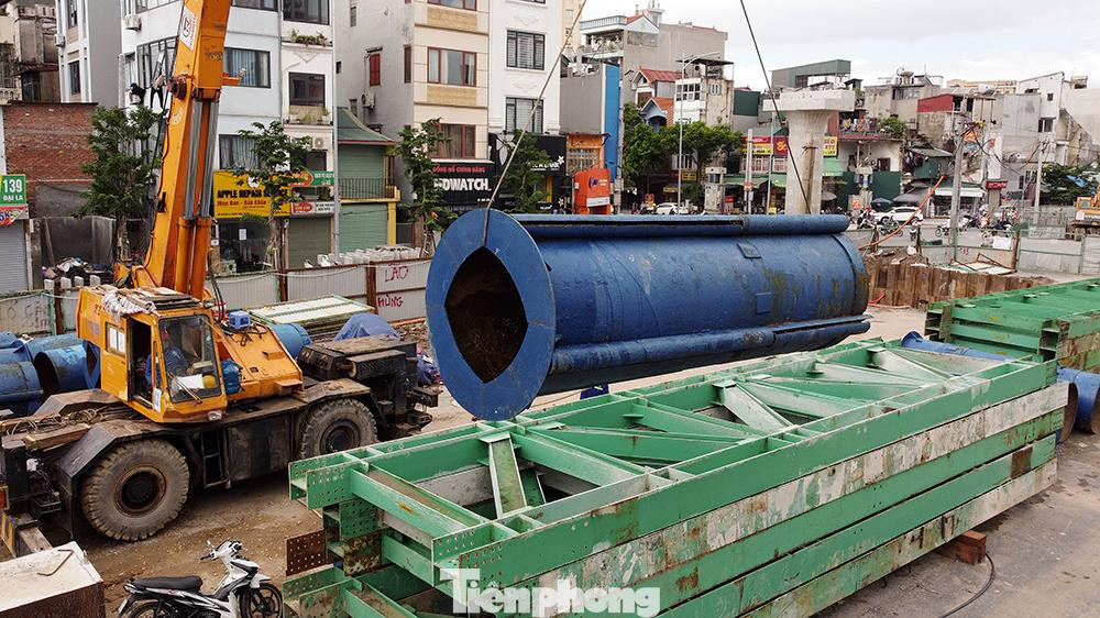 Công nhân gấp rút thi công các hạng mục của tuyến đường. Công nhân gấp rút thi công các hạng mục của tuyến đường.