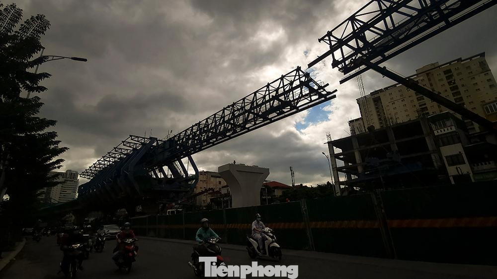 Toàn bộ hoạt động của hệ đà giáo sử dụng hệ kích thủy lực đồng bộ (bao gồm 72 kích lớn nhỏ). Với công nghệ này, tiến độ thi công của dự án đạt 20 ngày/01 nhịp, chiều dài khối đúc lớn nhất 54m, khối lượng bê tông một khối đúc lớn nhất 540m3. Toàn bộ hoạt động của hệ đà giáo sử dụng hệ kích thủy lực đồng bộ (bao gồm 72 kích lớn nhỏ). Với công nghệ này, tiến độ thi công của dự án đạt 20 ngày/01 nhịp, chiều dài khối đúc lớn nhất 54m, khối lượng bê tông một khối đúc lớn nhất 540m3.