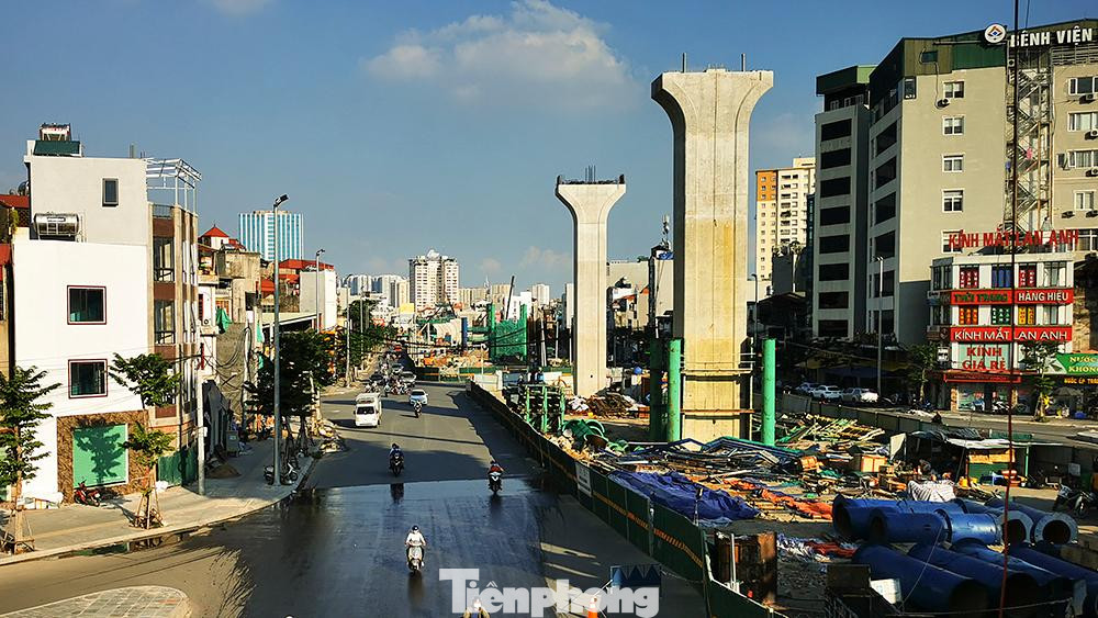 Những trụ đế cao đang được hoàn thiện để tuyến đường trên cao vượt qua khu vực cầu vượt Ngã Tư Vọng. Sau khi hoàn thành, nơi đây sẽ trở thành điểm giao cắt giao thông với 3 tầng. Những trụ đế cao đang được hoàn thiện để tuyến đường trên cao vượt qua khu vực cầu vượt Ngã Tư Vọng. Sau khi hoàn thành, nơi đây sẽ trở thành điểm giao cắt giao thông với 3 tầng.