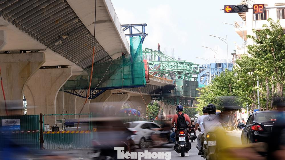 Ghi nhận của phóng viên thì phần mặt đường dưới thấp từ ngã tư Vọng đến ngã tư Minh Khai cơ bản đã hoàn thiện. Ghi nhận của phóng viên thì phần mặt đường dưới thấp từ ngã tư Vọng đến ngã tư Minh Khai cơ bản đã hoàn thiện.