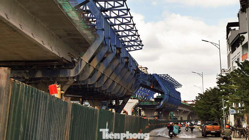 Đặc thù của dự án đường Vành đai 2 trên cao là vừa thi công vừa phải đảm bảo giao thông phía dưới, điều kiện mặt bằng thi công chật chội, lại nằm trên tuyến phố đông đúc, do đó công nghệ thi công MSS chạy trên (đà giáo di chuyển phía trên dầm) là phương án lựa chọn tối ưu để thi công. Đặc thù của dự án đường Vành đai 2 trên cao là vừa thi công vừa phải đảm bảo giao thông phía dưới, điều kiện mặt bằng thi công chật chội, lại nằm trên tuyến phố đông đúc, do đó công nghệ thi công MSS chạy trên (đà giáo di chuyển phía trên dầm) là phương án lựa chọn tối ưu để thi công.