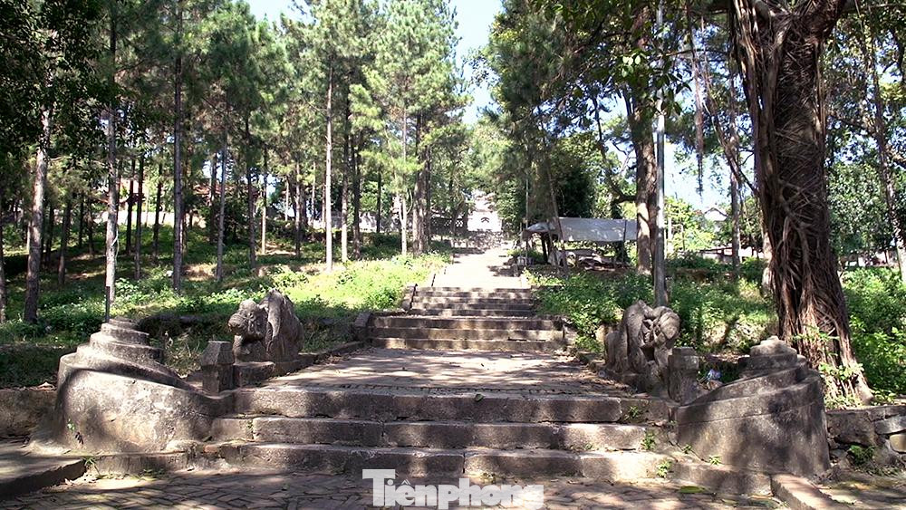 Tọa lạc trên một ngọn đồi cao khoảng 50m, chùa Trăm Gian còn có tên gọi khác là chùa Tiên Lữ. Tên tiếng Hán của chùa là Quảng Nghiêm tự. Chùa được xây dựng cách đây hằng trăm năm trên địa phận thôn Tiên Lữ, (xã Tiên Phương, huyện Chương Mỹ, Hà Nội).