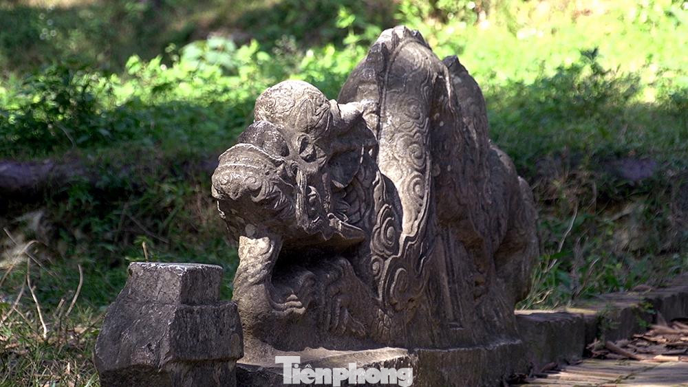 Ngoài ra, chùa Trăm Gian còn có một số hiện vật thuộc loại đặc biệt quý hiếm, đó là rồng đá thời Trần làm lan can thành bậc của chùa, có thân dài mập nhưng ghép đầu rồng thời Nguyễn.