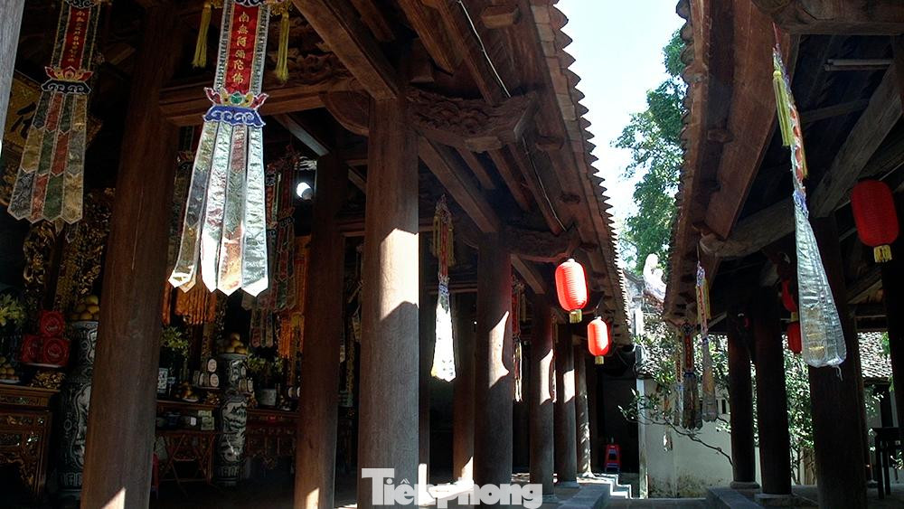 Chùa Trăm Gian gắn liền với truyền thuyết về vị cao tăng Nguyễn Lữ, quê ở Bối Khê, Thanh Oai, Hà Tây (nay là Hà Nội) được người đời tôn là đức Thánh Bối. Cũng theo sử sách ghi lại thì chùa được xây dựng vào đời vua Lý Cao Tông (1173-1210), năm Trịnh Phù thứ 10. Trải qua nhiều triều đại, chùa đã được trùng tu với quy mô như hiện nay.