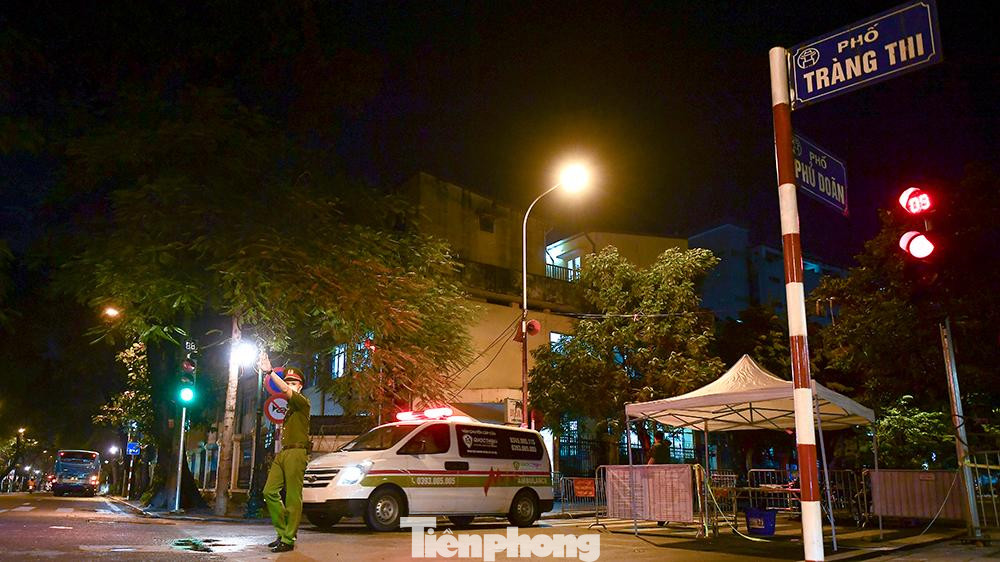 Khoảng 19 giờ ngày 4/10, các xe cấp cứu đã được huy động để phục vụ cho công tác di chuyển 100 người bệnh và 96 người nhà bệnh nhân.