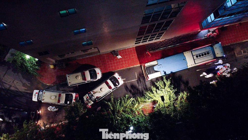 Một lãnh đạo UBND quận Hoàn Kiếm cho biết, trong tối nay, quận cùng các đơn vị liên quan hỗ trợ Bệnh viện Việt Đức di chuyển bệnh nhân, người nhà bệnh nhân sang các bệnh viện khác. Trong đó, thành phố hỗ trợ 5 xe, mỗi bệnh viện tiếp nhận hỗ trợ 5 xe, số còn lại của các đơn vị chức năng khác và của địa phương.