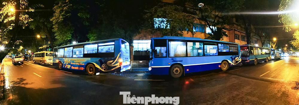 Tại phố Phủ Doãn - Tràng Thi, khoảng 50 xe bao gồm cấp cứu, xe buýt, xe khách với khoảng 100 lượt di chuyển bệnh nhân và người nhà bệnh nhân.