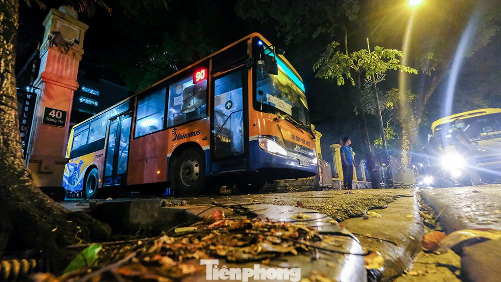 Đến nửa đêm, các xe vẫn tiếp tục vận chuyển người đến các cơ sở y tế. Còn tại cổng chính của bệnh viện (số 40 Tràng Thi), các xe xếp hàng lần lượt chờ vào trong bệnh viện.