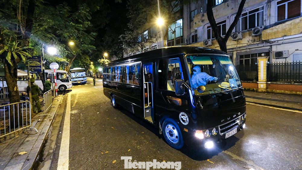 Một lượt xe buýt và xe khách chở trung bình từ 15-20 người, chủ yếu là người nhà bệnh nhân và bệnh nhân nhẹ. Đối với những bệnh nhân nặng phải cấp cứu được vận chuyển bằng xe cứu thương, trên xe có từ 1-2 người.