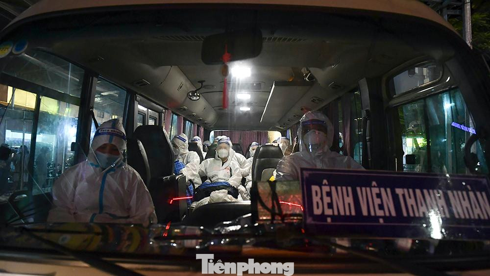 Trong quá trình di chuyển, tất cả đều được trang bị đầy đủ đồ bảo hộ, khẩu trang, khử khuẩn đúng quy định.