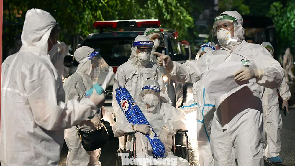 Tất cả người dân được chuyển đến khu cách ly tại nhà C của bệnh viện. Bệnh viện Thanh Nhàn tiếp nhận 182 bệnh nhân và người nhà, trong đó có 16 bệnh nhi.