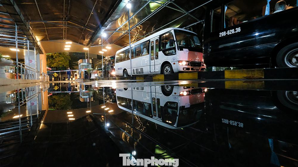 Cũng theo ghi nhận đêm cùng ngày tại Bệnh viện Thanh Nhàn, đơn vị này đã bố trí hàng chục nhân viên y tế để phân luồng, hướng dẫn và làm thủ tục tiếp nhận các bệnh nhân vào điều trị.