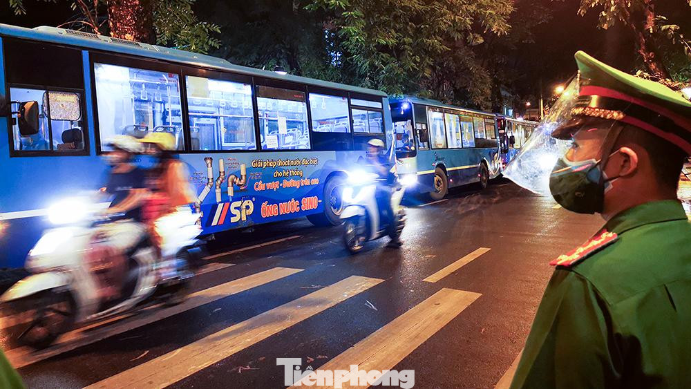 Ngay từ tối, lực lượng chức năng gồm công an, thanh tra giao thông được tăng cường để phân luồng giao thông, hỗ trợ các xe di chuyển vào và ra khỏi bệnh viện.