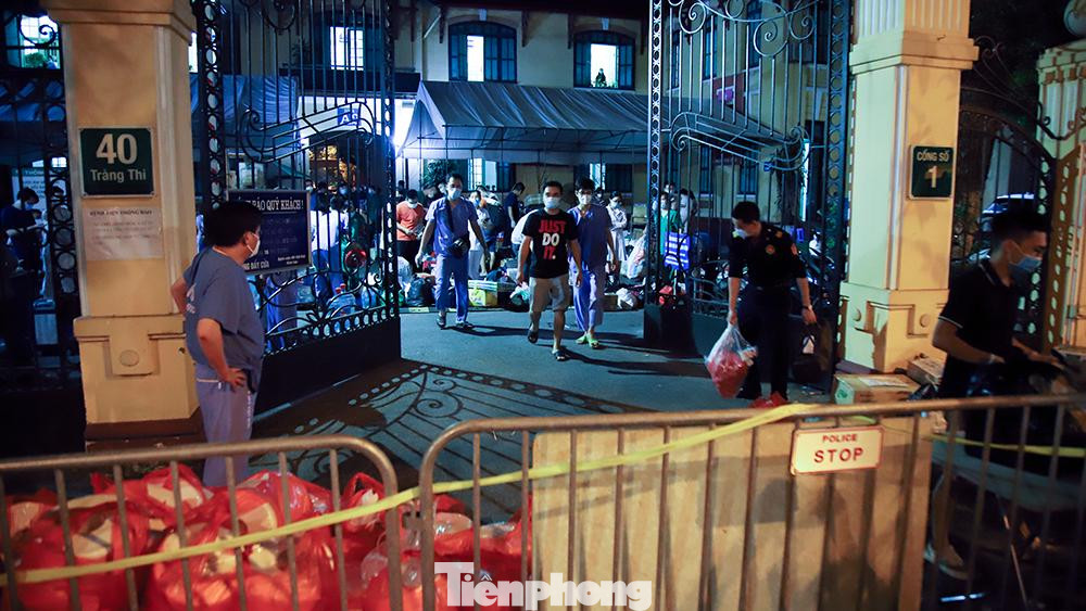 Sau một ngày Bệnh viện Việt Đức bị phong tỏa do xuất hiện ca nhiễm SARS-CoV-2, tối nay (1/10), hàng trăm người đã tụ tập ở cổng 01 tại số 40 phố Tràng Thi tiếp tế đồ vào bên trong. Sau một ngày Bệnh viện Việt Đức bị phong tỏa do xuất hiện ca nhiễm SARS-CoV-2, tối nay (1/10), hàng trăm người đã tụ tập ở cổng 01 tại số 40 phố Tràng Thi tiếp tế đồ vào bên trong.