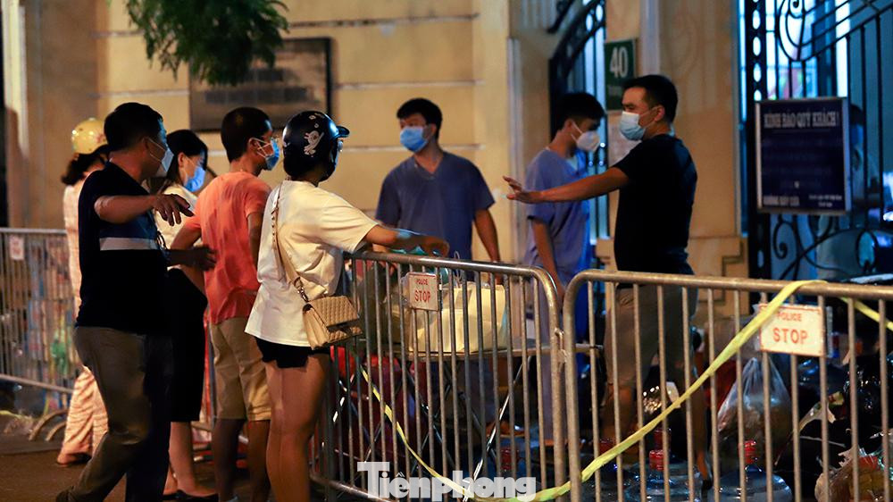 Lực lượng tình nguyện viên nhắc nhở người dân đến đưa đồ tiếp tế đứng giãn cách, xếp hàng tránh tụ tập đông người. Lực lượng tình nguyện viên nhắc nhở người dân đến đưa đồ tiếp tế đứng giãn cách, xếp hàng tránh tụ tập đông người.