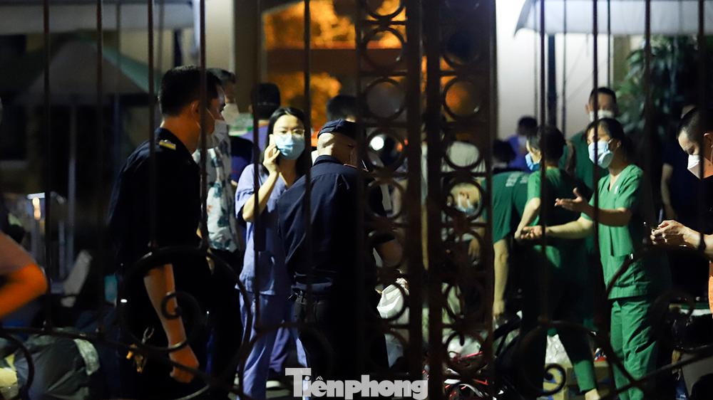 Đến đúng 21h lực lượng chức năng đã đóng cổng, ngừng tiếp nhận nhu yếu phẩm của người dân mang đến. Đến đúng 21h lực lượng chức năng đã đóng cổng, ngừng tiếp nhận nhu yếu phẩm của người dân mang đến.