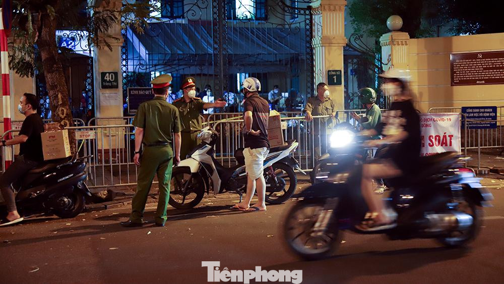 Một số người đến muộn đành phải quay về sau khi tại đây ngừng tiếp nhận chuyển hàng hóa. Một số người đến muộn đành phải quay về sau khi tại đây ngừng tiếp nhận chuyển hàng hóa.