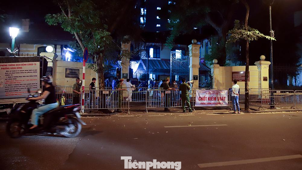 Lực lượng công an túc trực kiểm soát không cho tụ tập đông người, giữ khoảng cách phòng dịch. Lực lượng công an túc trực kiểm soát không cho tụ tập đông người, giữ khoảng cách phòng dịch.
