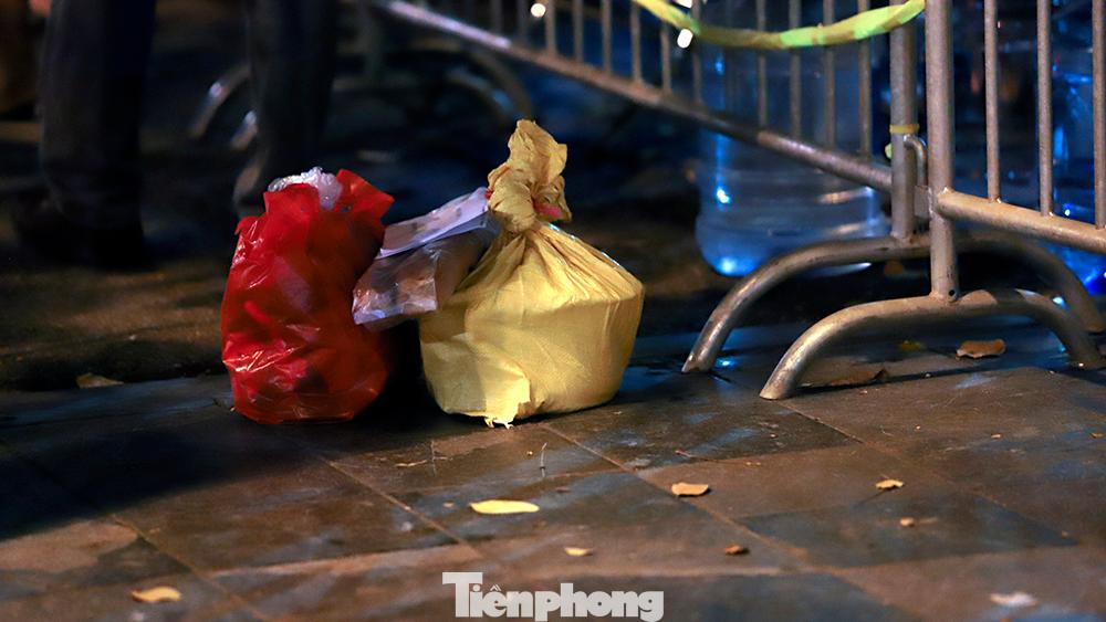 Nhu yếu phẩm được đóng gói, ghi rõ người nhận để tránh thất lạc. Nhu yếu phẩm được đóng gói, ghi rõ người nhận để tránh thất lạc.