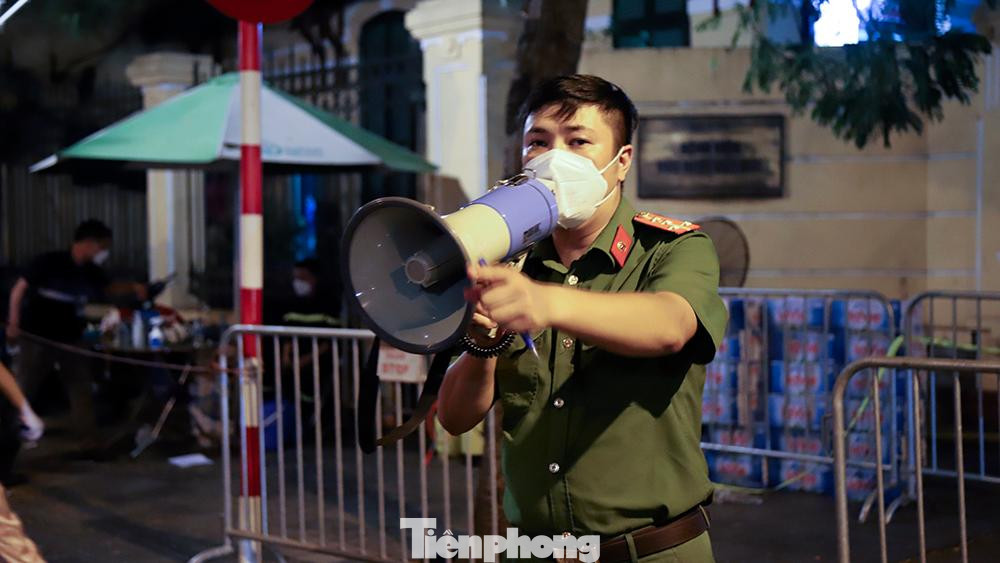 Lực lượng chức năng nhắc nhở người dân đảm bảo 5K khi đến tiếp tế nhu yếu phẩm. Cũng như thời gian nhận đồ tiếp tế. Lực lượng chức năng nhắc nhở người dân đảm bảo 5K khi đến tiếp tế nhu yếu phẩm. Cũng như thời gian nhận đồ tiếp tế.