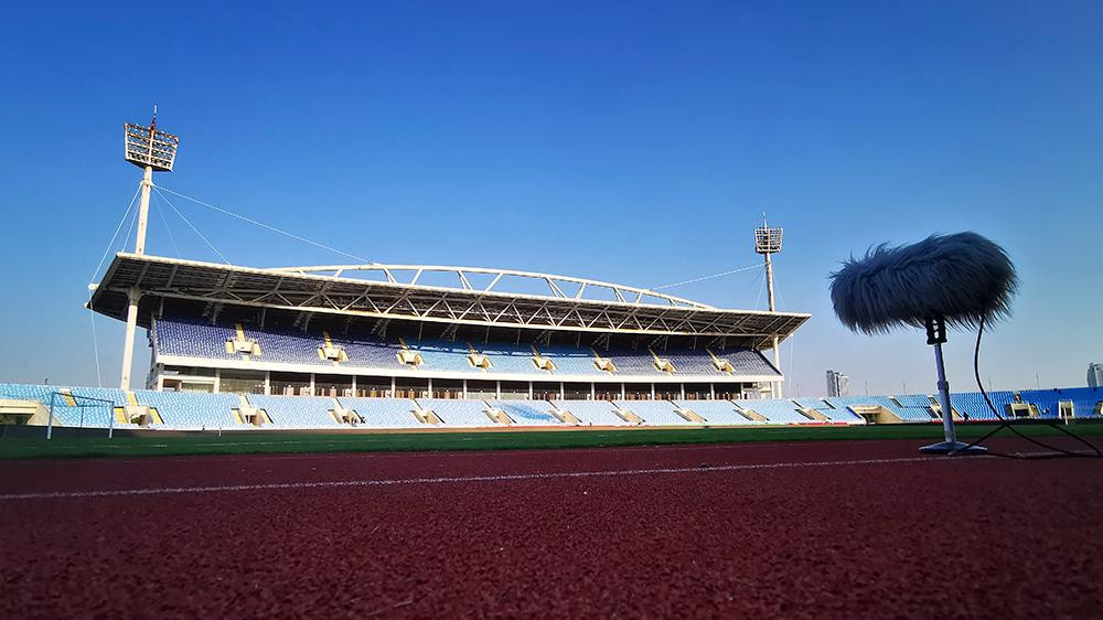 Hệ thống ghi nhận âm thanh trên sân đã được lắp đặt xung quanh sân.