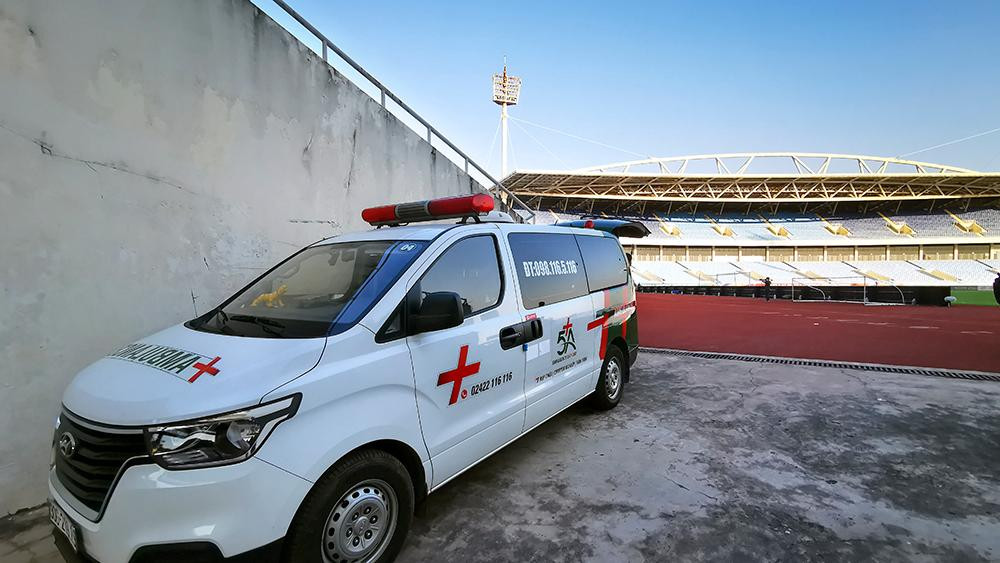 Xe cứu thương đã sẵn sàng và luôn túc trực trong suốt thời gian diễn ra trận đấu.