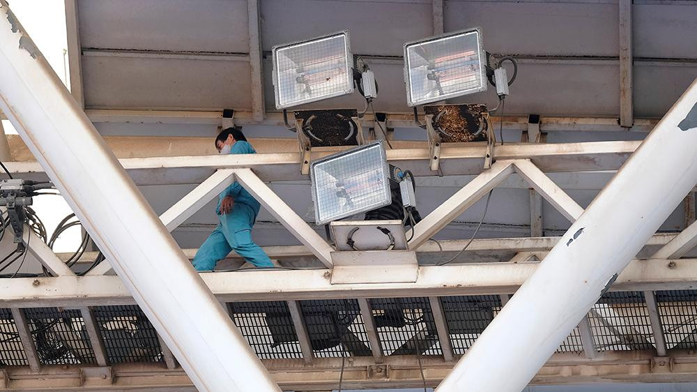 Đèn chiếu sáng phục vụ trận đấu đã được nhân viên kỹ thuật kiểm tra kỹ lưỡng trước trận đấu.