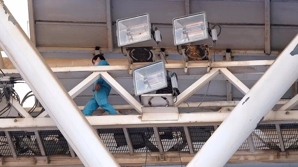 Đèn chiếu sáng phục vụ trận đấu đã được nhân viên kỹ thuật kiểm tra kỹ lưỡng trước trận đấu.