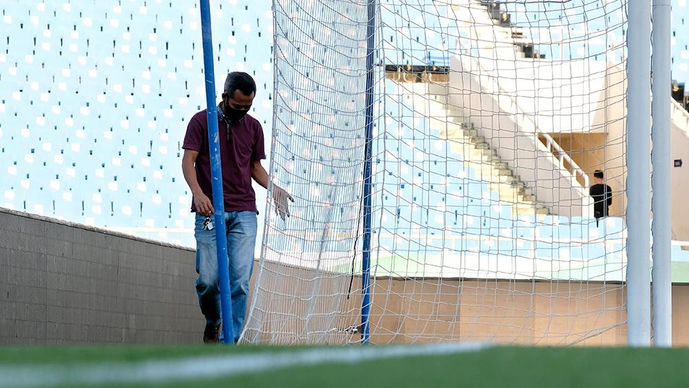 Khi ấy, Liên đoàn bóng đá châu Á đưa ra những đánh giá không tốt về chất lượng sân Mỹ Đình. Trong khi đó, báo chí liên tục phản ánh về sự xuống cấp của sân vận động Quốc gia.