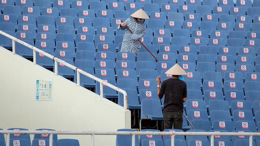 Toàn bộ khán đài với ghế được dán cảnh báo giữ khoảng cách để phòng tránh dịch bệnh COVID-19.