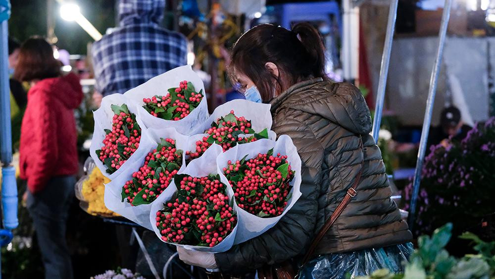 Vào lúc 1h sáng 19/10, khá đông người và xe chở hàng tấp nập ra vào chợ.