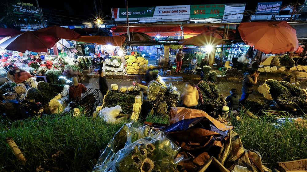 Đây là chợ đầu mối hoa tươi lớn nhất Hà Nội.