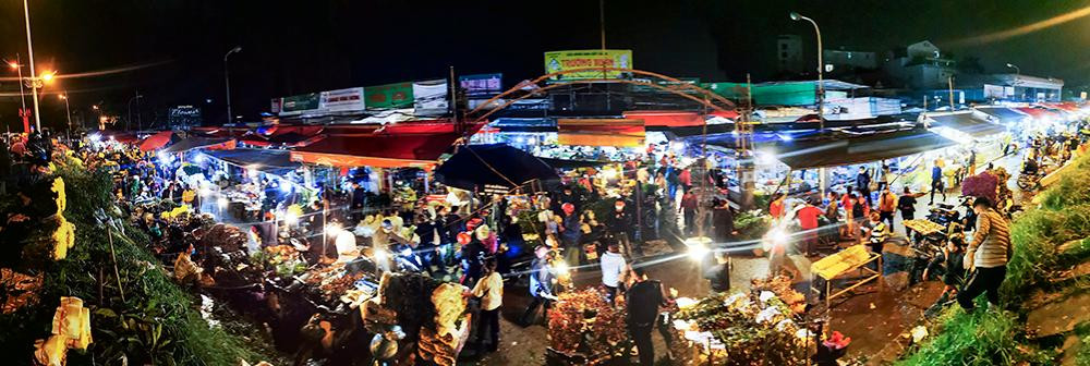 Hình ảnh nhộn nhịp ở chợ hoa Quảng Bá (quận Tây Hồ, TP Hà Nội) thời điểm hơn 1 giờ sáng.