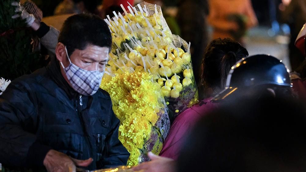 Không chỉ là chỗ bán hoa của nông dân các làng hoa ngoại thành Hà Nội, mà chợ Quảng An còn có hoa tươi từ Vĩnh Phúc, Bắc Ninh, Hải Dương, Sa Pa, Đà Lạt theo xe lạnh chuyển về.