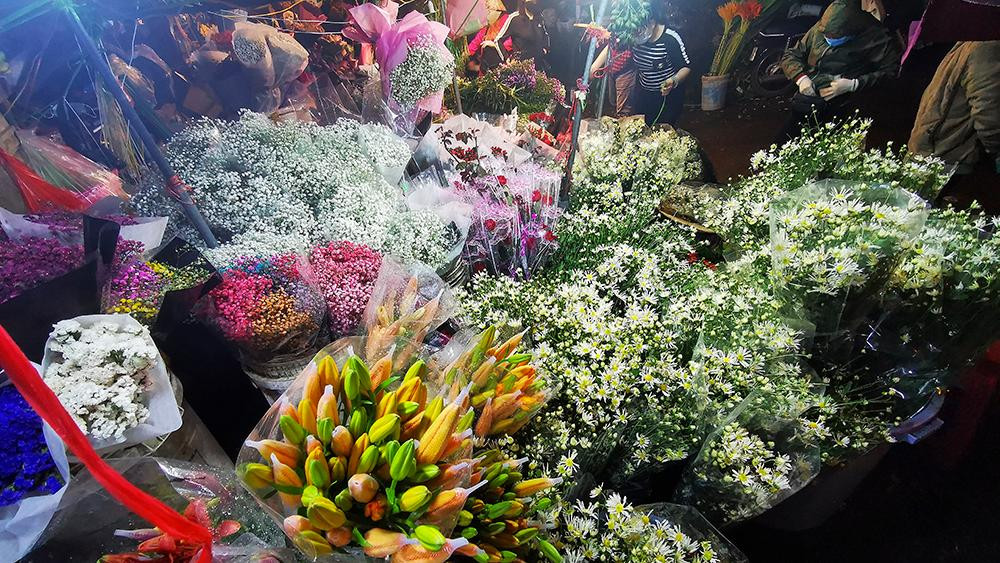 Càng gần đến 20/10, giá hoa tươi càng tăng do nhu cầu của thị trường.