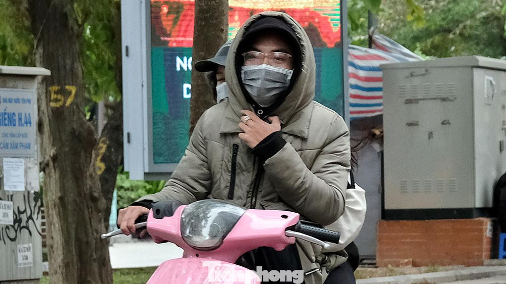 Vào đầu giờ sáng, nhiệt độ Hà Nội khoảng 12 - 14 độ C kèm theo gió nhẹ, người dân ra đường trang bị áo khoác dày nhưng vẫn cảm nhận rõ cái lạnh buốt da thịt. Vào đầu giờ sáng, nhiệt độ Hà Nội khoảng 12 - 14 độ C kèm theo gió nhẹ, người dân ra đường trang bị áo khoác dày nhưng vẫn cảm nhận rõ cái lạnh buốt da thịt.